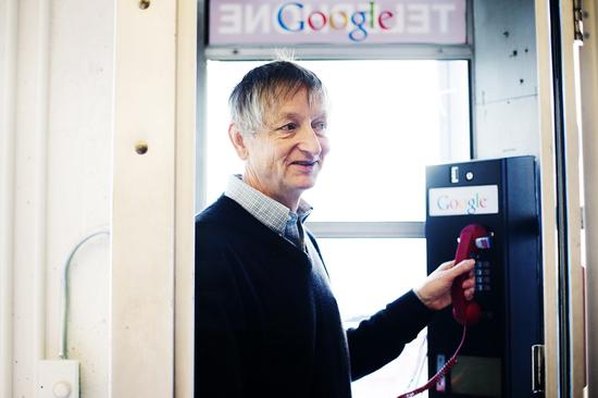 2014年加入谷歌的人工智能專家杰弗里·辛頓。上世紀(jì)80年代，他和哈佛大學(xué)神經(jīng)生物學(xué)博士特里·謝伊諾斯基一同證明了明斯基的預(yù)言是錯誤的。