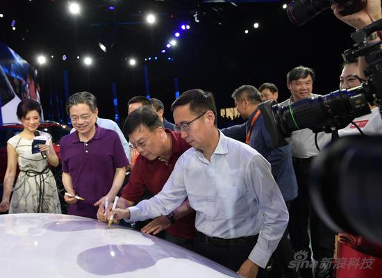 阿里巴巴集團CEO張勇在首發(fā)的新車上簽名